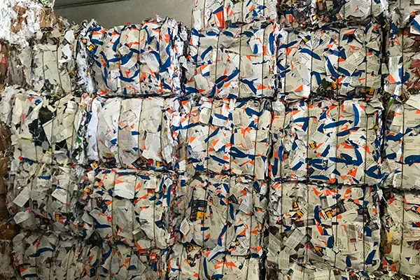 Balas de papel prensado procedentes de destrucción confidencial de documentos