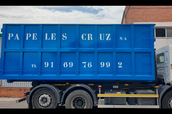 Camión para recuperación de todo tipo de material no peligroso en Madrid de Papeles Cruz
